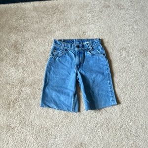 Unisex cut off  550 relaxed fit jeans, Sz. 8 reg. Can be fringed or rolled up!